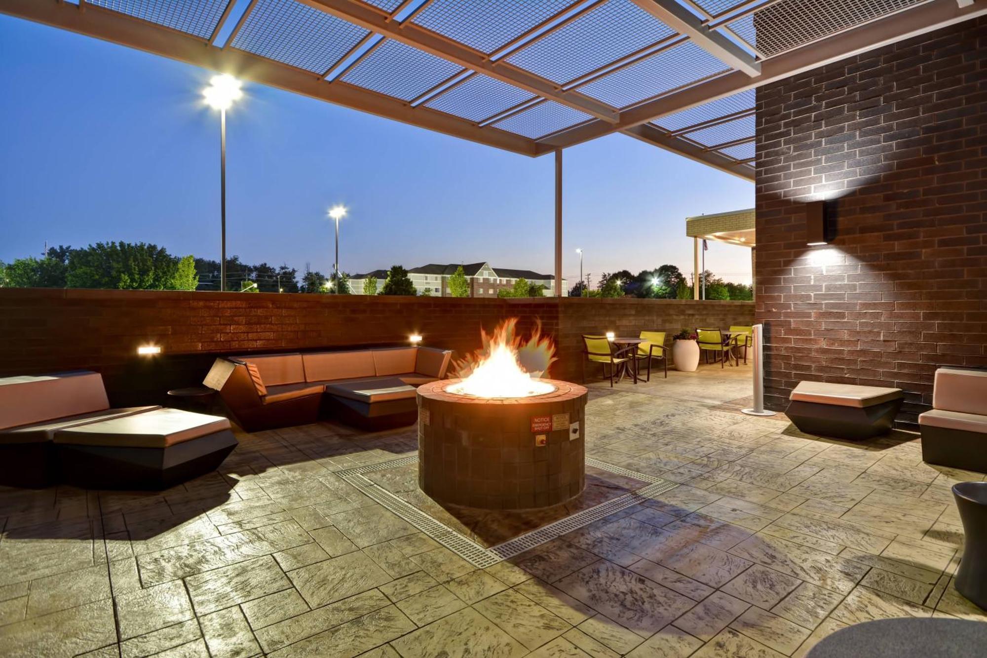 Springhill Suites By Marriott Cincinnati Блу Аш Экстерьер фото